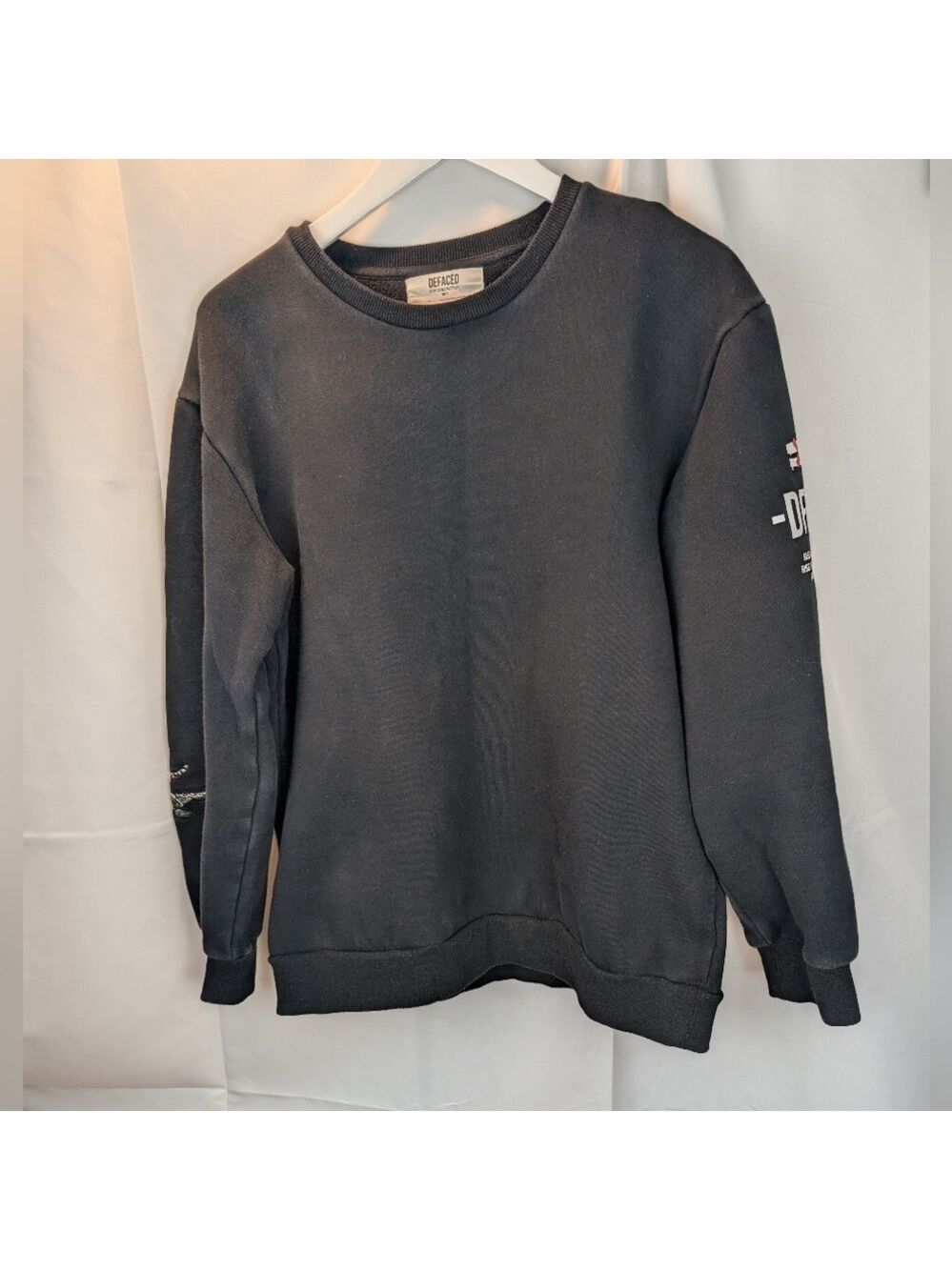 Long sleeve Defaced crewneck sweatshirt in black size L in VGUC